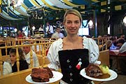 Service wird groß geschrieben in der Haxnbraterei Hochreiter (©Foto: Martin schmitz)